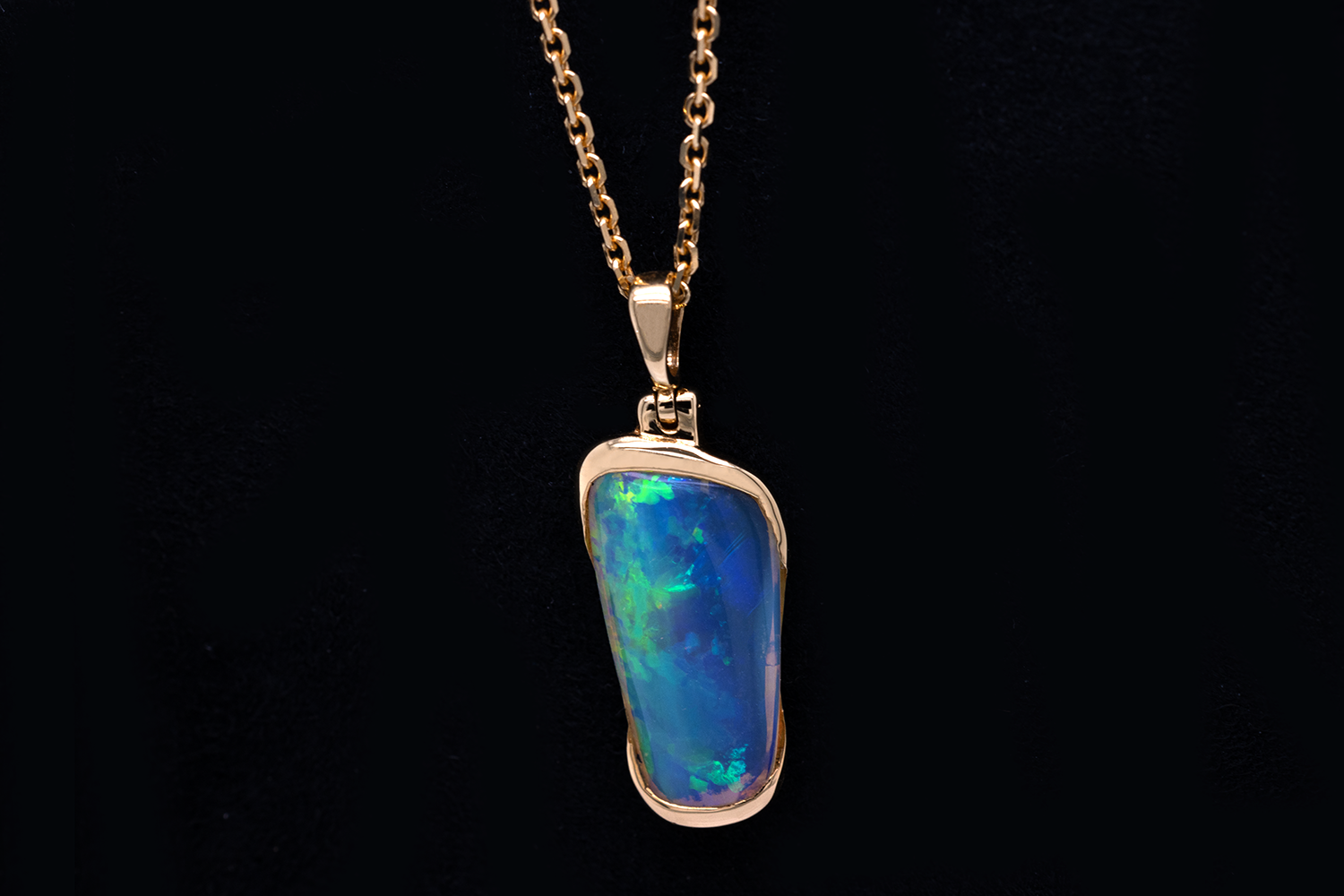Pendant 18kt Gold with 1.30 ct Skin Shell Opal