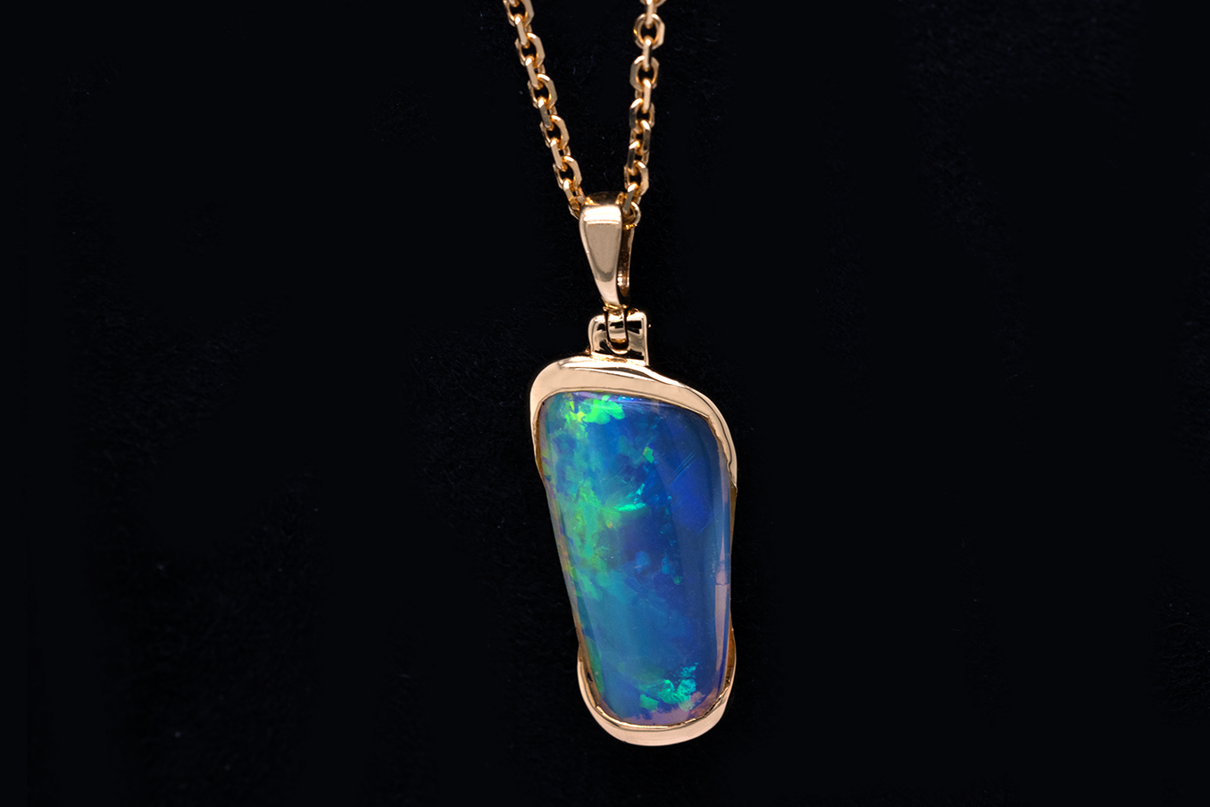 Australian 1.30ct Skin Shell Opal 18kt Yellow Gold Pendant
