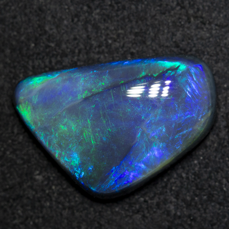 4.82 ct double-sided black opal 15.4x10.4x4.8mm