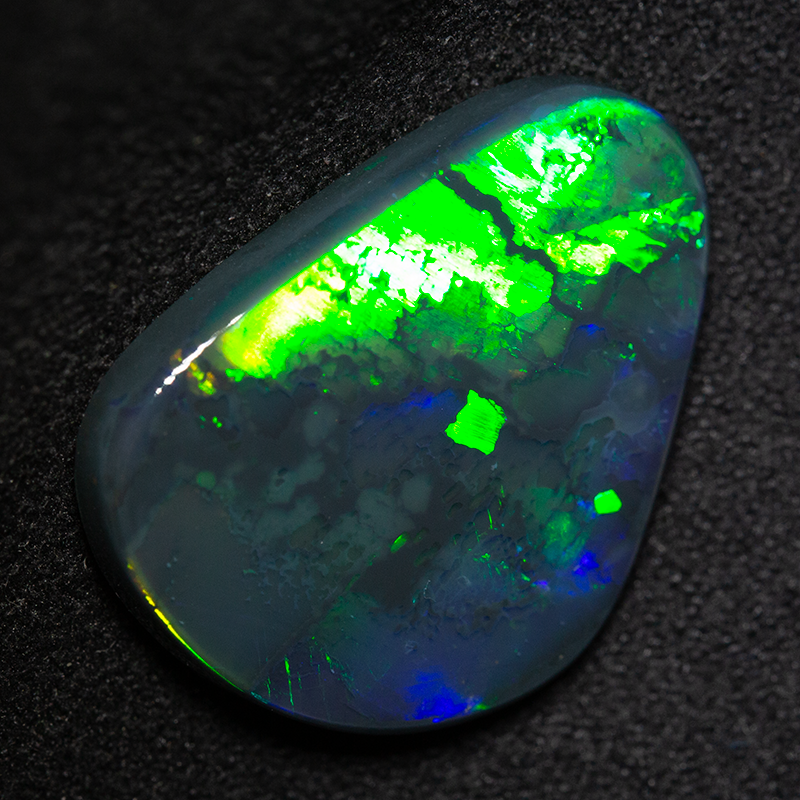 9.31 ct black opal 22.2x16.8x3.6mm