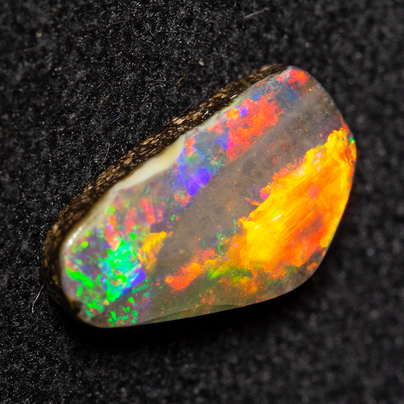 0.86 ct boulder opal 8.6x4.9x2.1mm