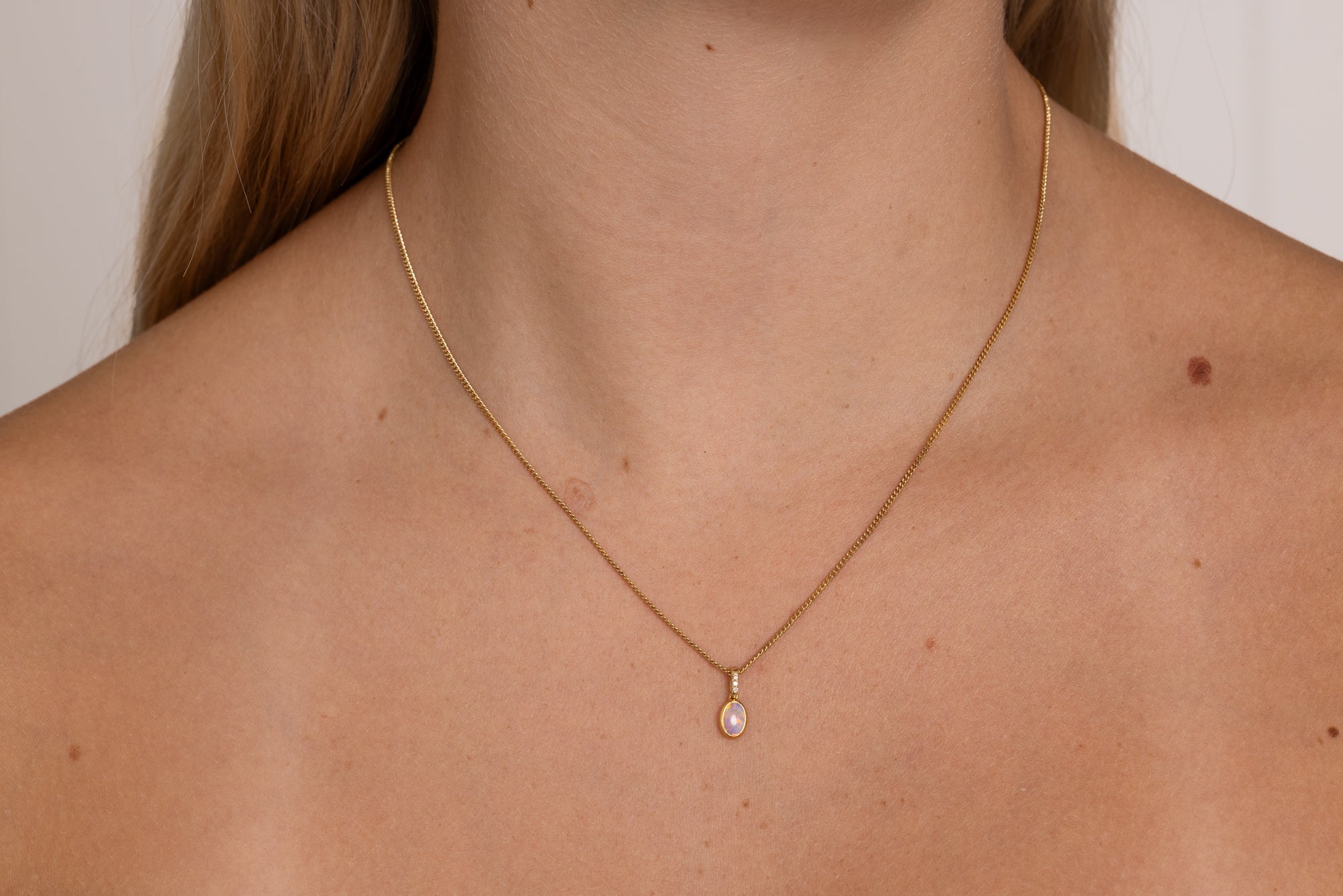 Neve — 18kt Yellow Gold 0.40 ct Crystal Opal Diamond Pendant