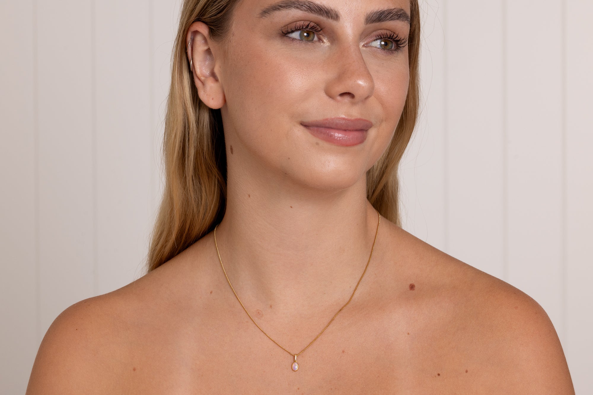 Neve — 18kt Yellow Gold 0.40 ct Crystal Opal Diamond Pendant