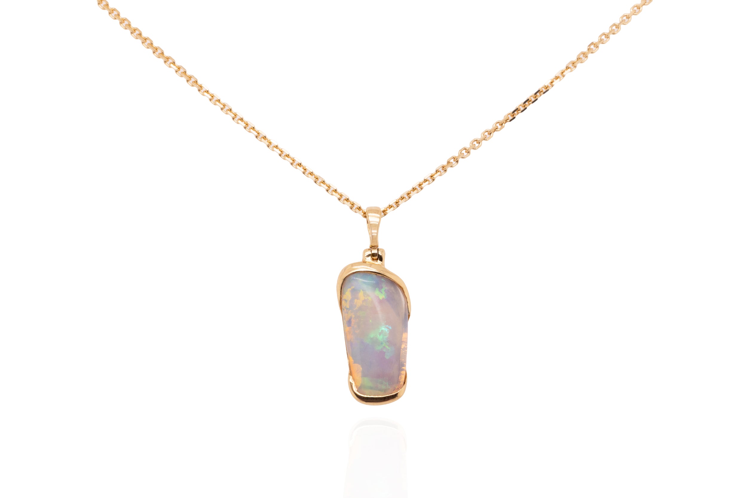18kt Yellow Gold 1.30 ct Skin Shell Opal Pendant